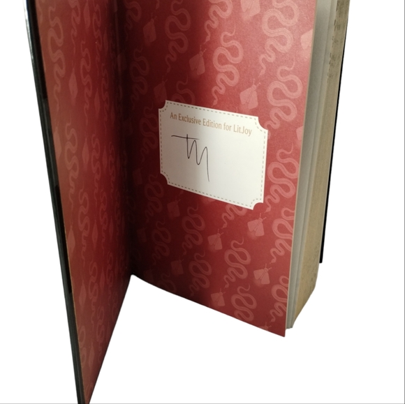 SIGNED, LitJoy Crate - This Woven Kingdom by Tahereh Mafi, gold sprayed edges  - Picture 7 of 12